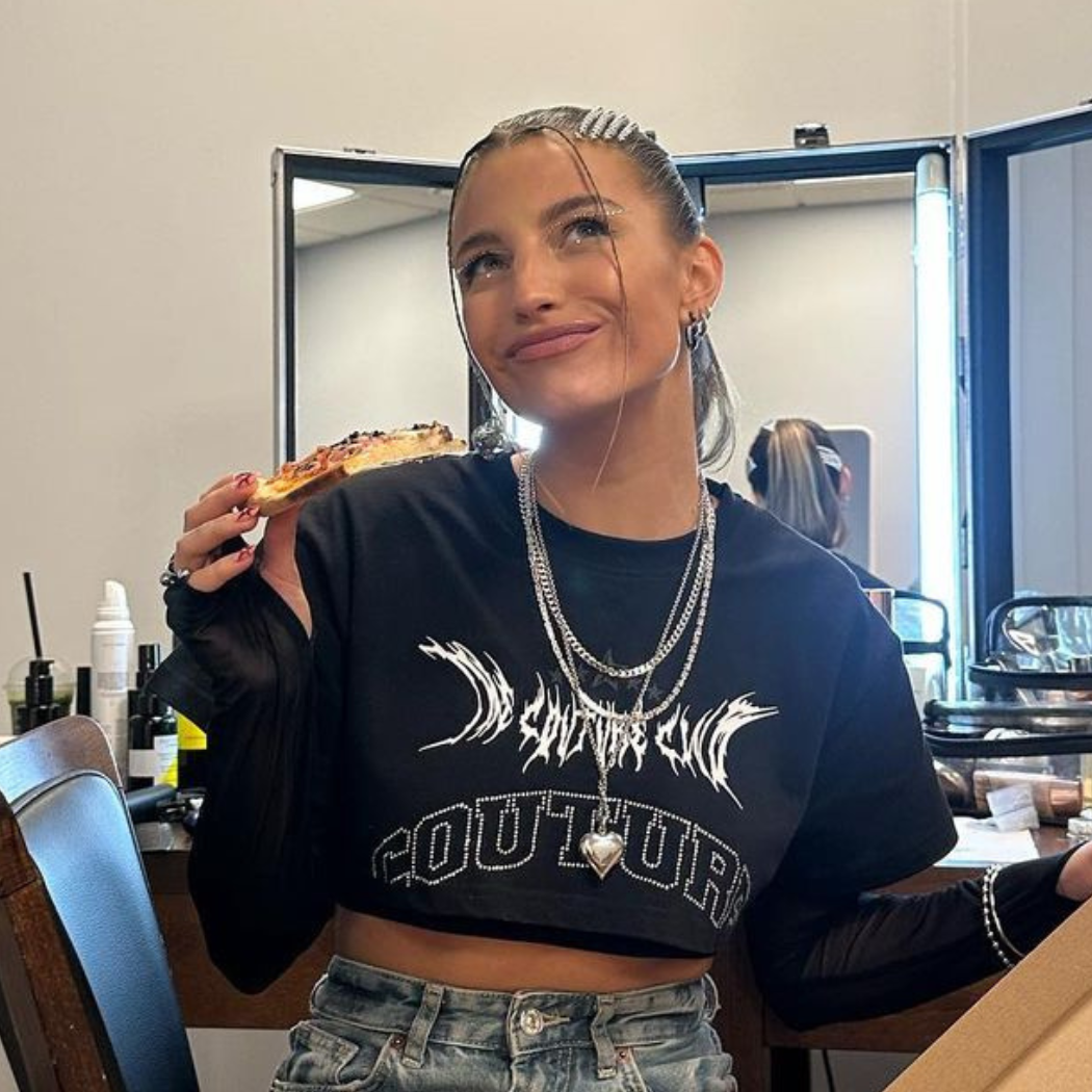 Tak pokochała dresy, że nosi je do wszystkiego. Wiosną będziemy naśladować jej look